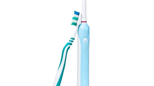handtandenborstel-versus-elektrische-tandenborstel-tandenpoetsen-advies-door-tandartspraktijk-Darwinkliniek